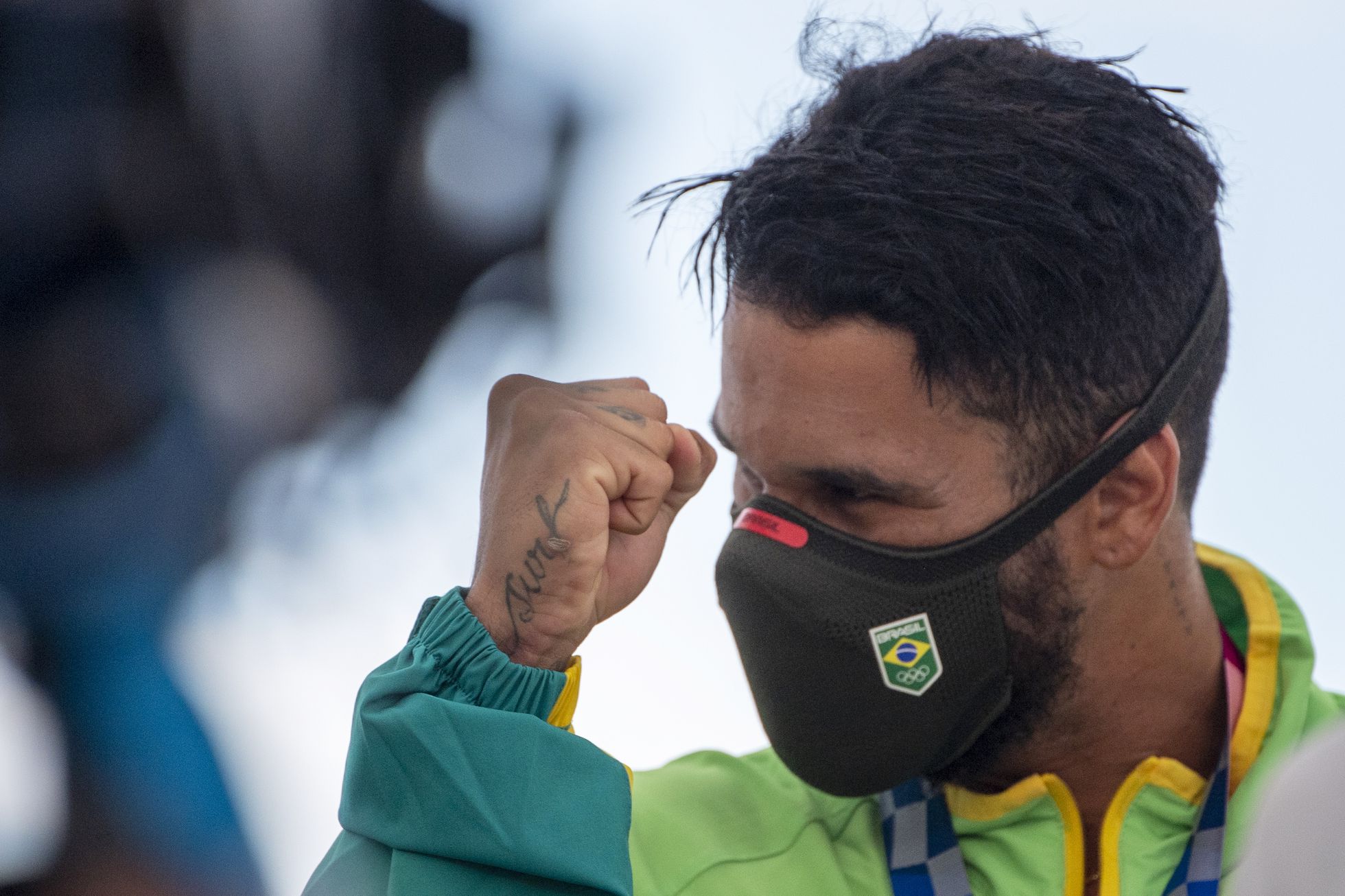 O surfista Ítalo Ferreira comemora a medalha de ouro no surfe - OLIVIER MORIN / AP