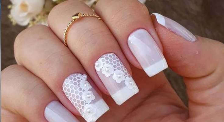 Inspiração de unha francesinha simples com desenhos e apliques