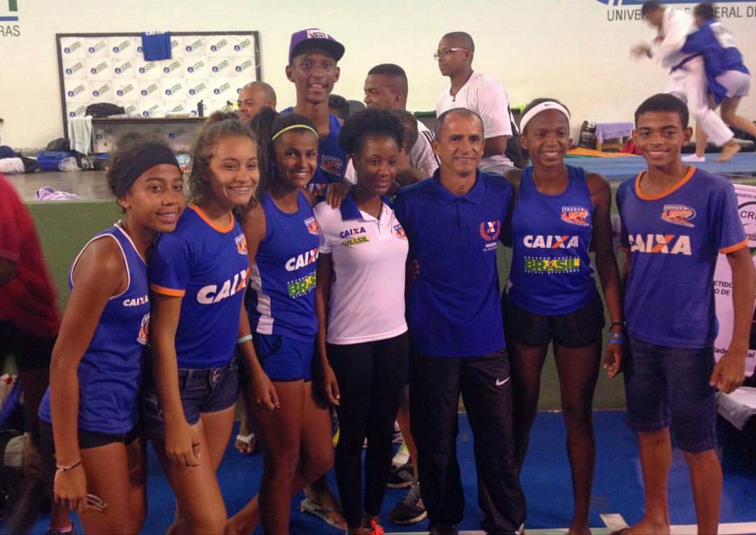 Com a turma do projeto onde tudo começou e a treinadora Ana Fidelis