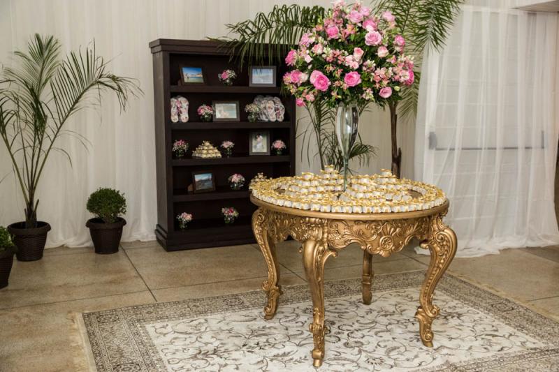 Requinte na mesa escolhida para o pão de mel...