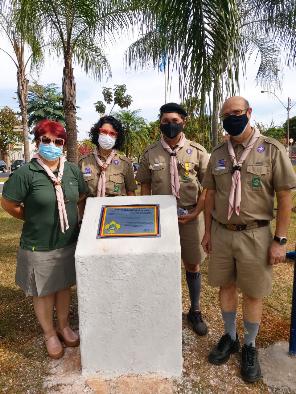 Recebendo Insigna da Madeira, prêmio relacionado aos líderes adultos no programa de Escoteiro em todo o mundo