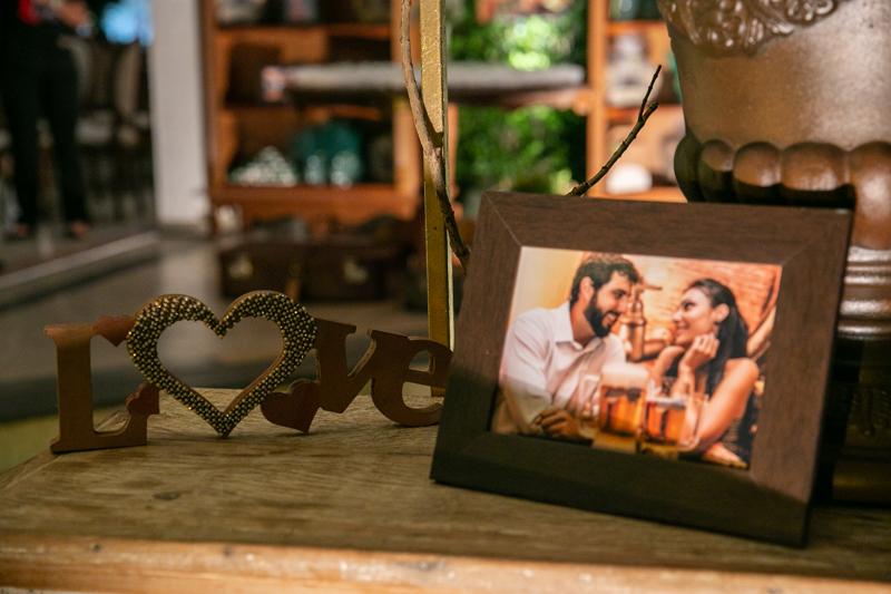 Nos porta retratos as imagens do pre-wedding realizado por Paulo Ferreira