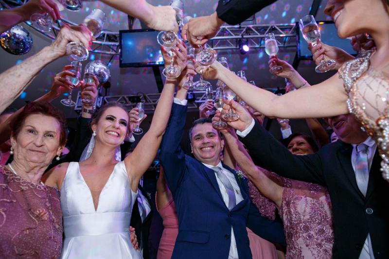 O tradicionoal brinde dos noivos