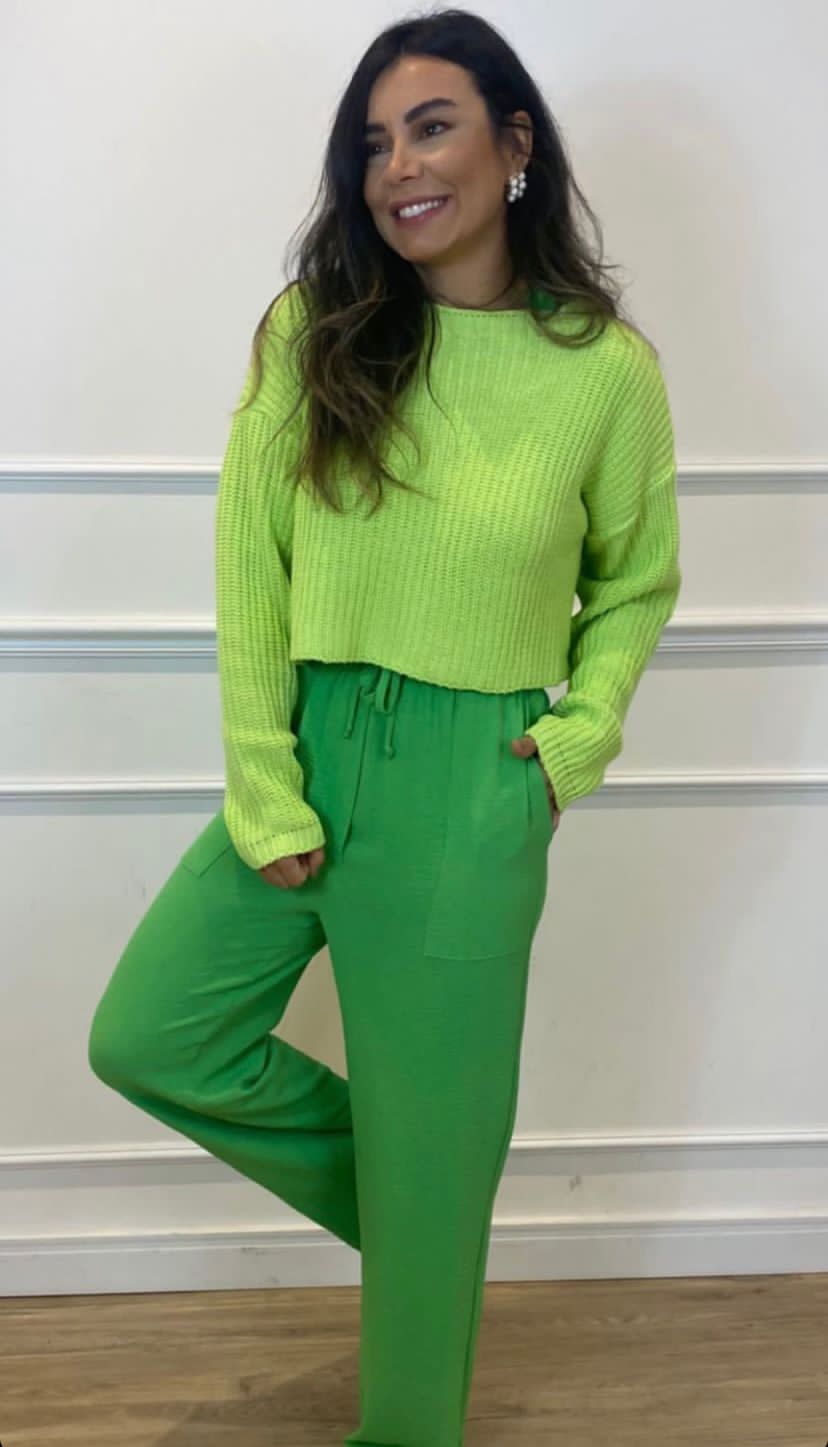 Com calças coloridas