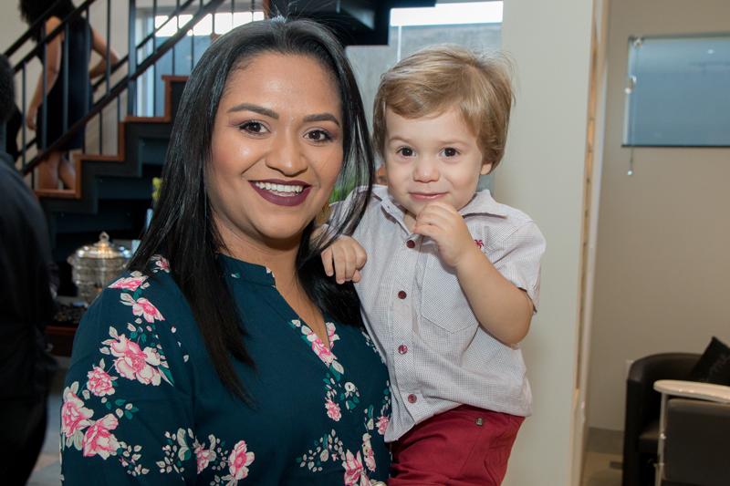 Nayara e o filho Elton Júnior