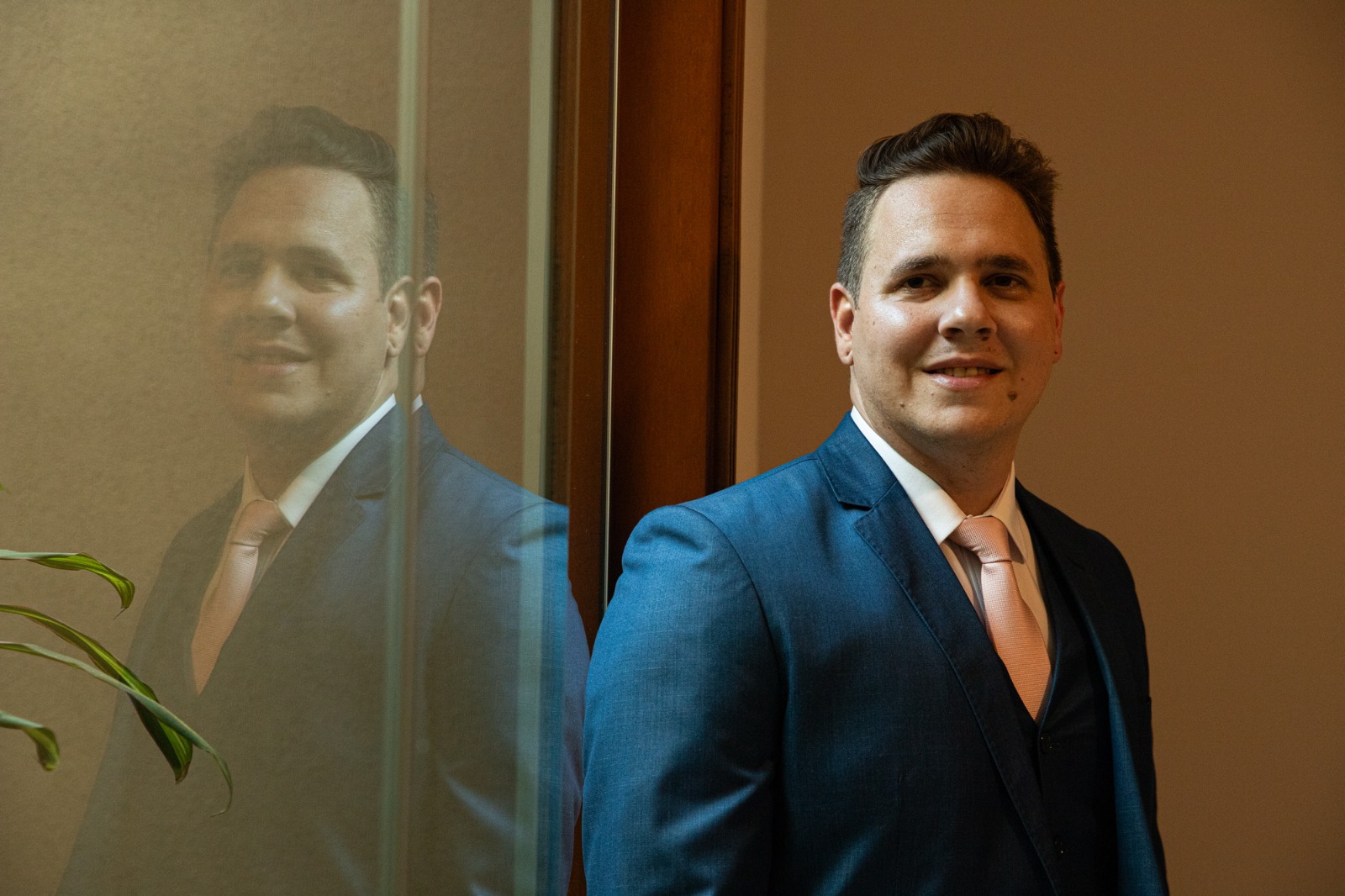 Traje impecável, coração acelerado do noivo Éverton