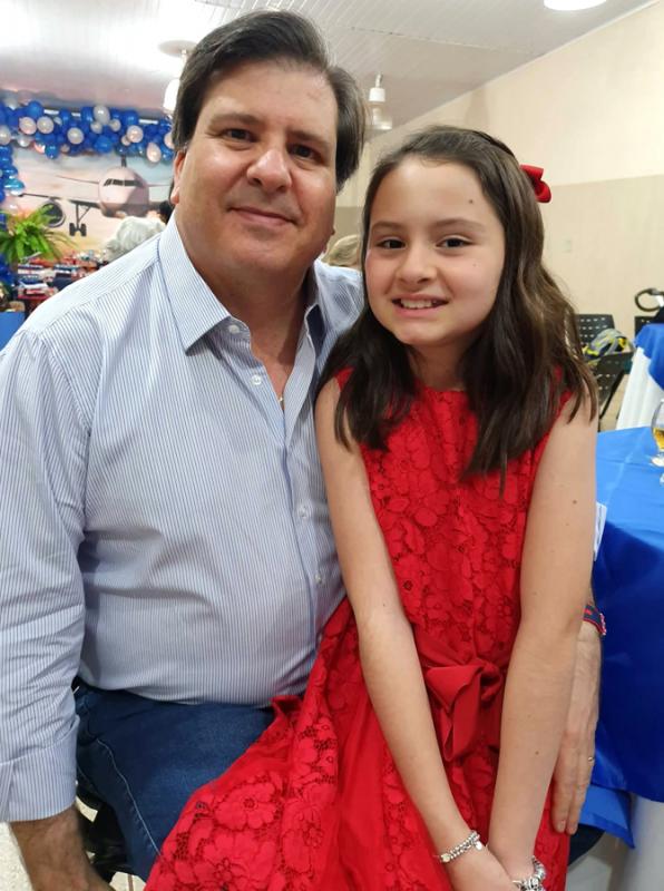 Victoria com seu padrinho Luiz Eduardo Junqueira Figueiredo