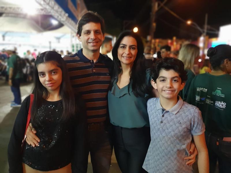 Rodrigo Massi e Paula com os filhos Bruna e Enzo