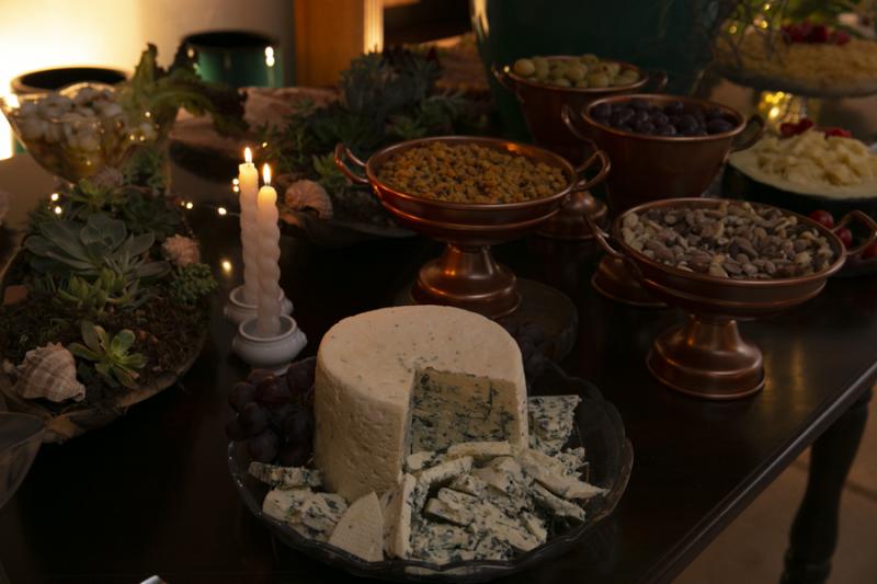 Entre os castiçais, os aperitivos