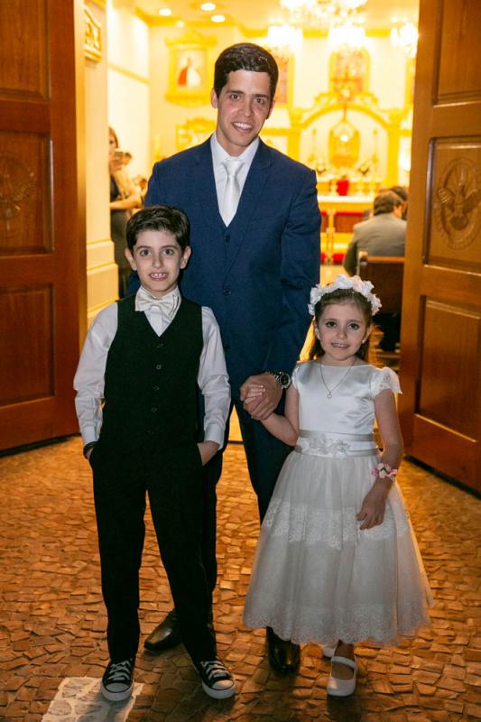 Já na capela Santo Hilário, onde aconteceu o casamento, com pajém Gabriel Tobias Ferreira, e daminha Cecilia Tobias Ferreira