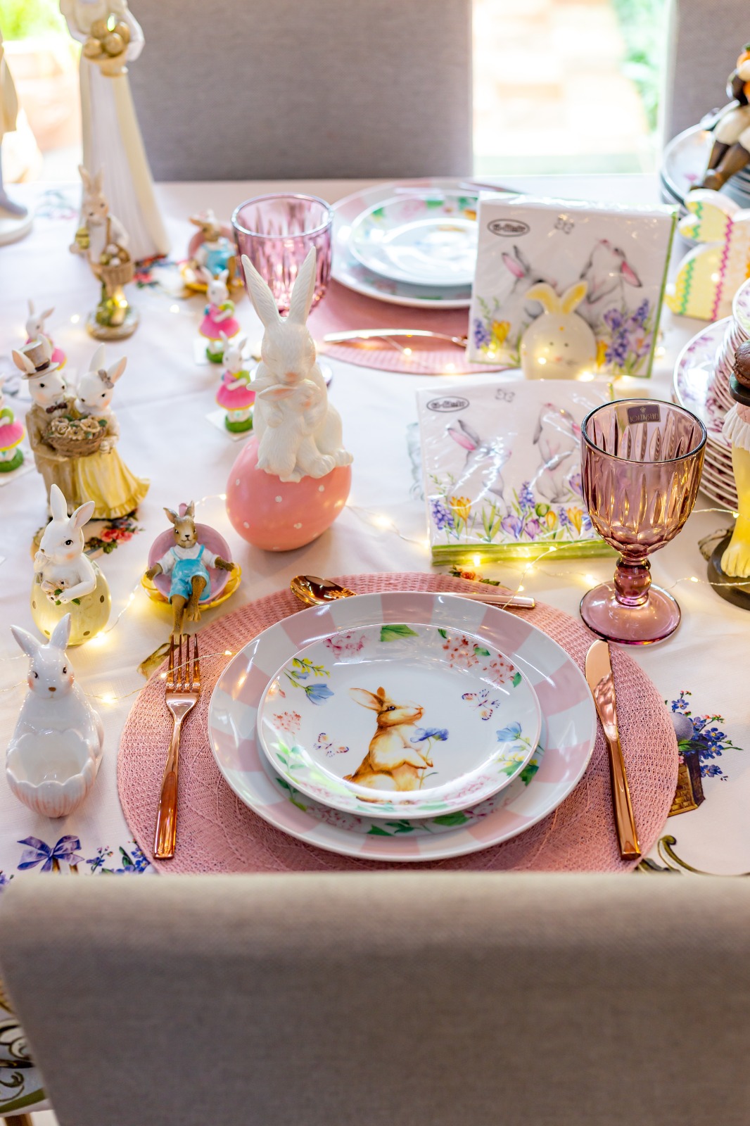 Ovos, sejam eles de chocolate, ou apenas decorativos também são presença garantida em toda mesa posta de Páscoa