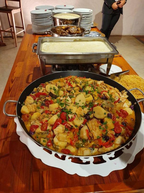 O jantar foi servido por volta da meia-noite, no buffet: Filé Mignon ao molho madeira e Bacalhau