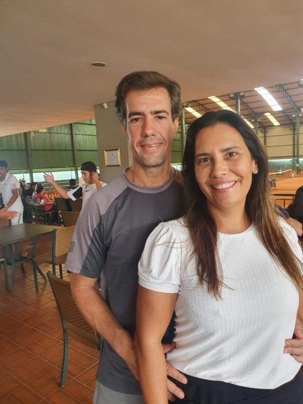 Leonardo  e Carolina  Mendonça