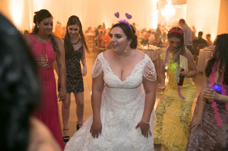 ... noivos se divertem com os convidados