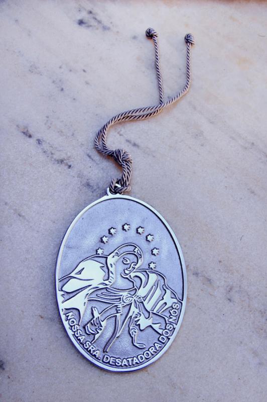 Mamães devotas vão amar o medalhão Nossa Senhora Desatadora dos Nós para decoração de ambientes