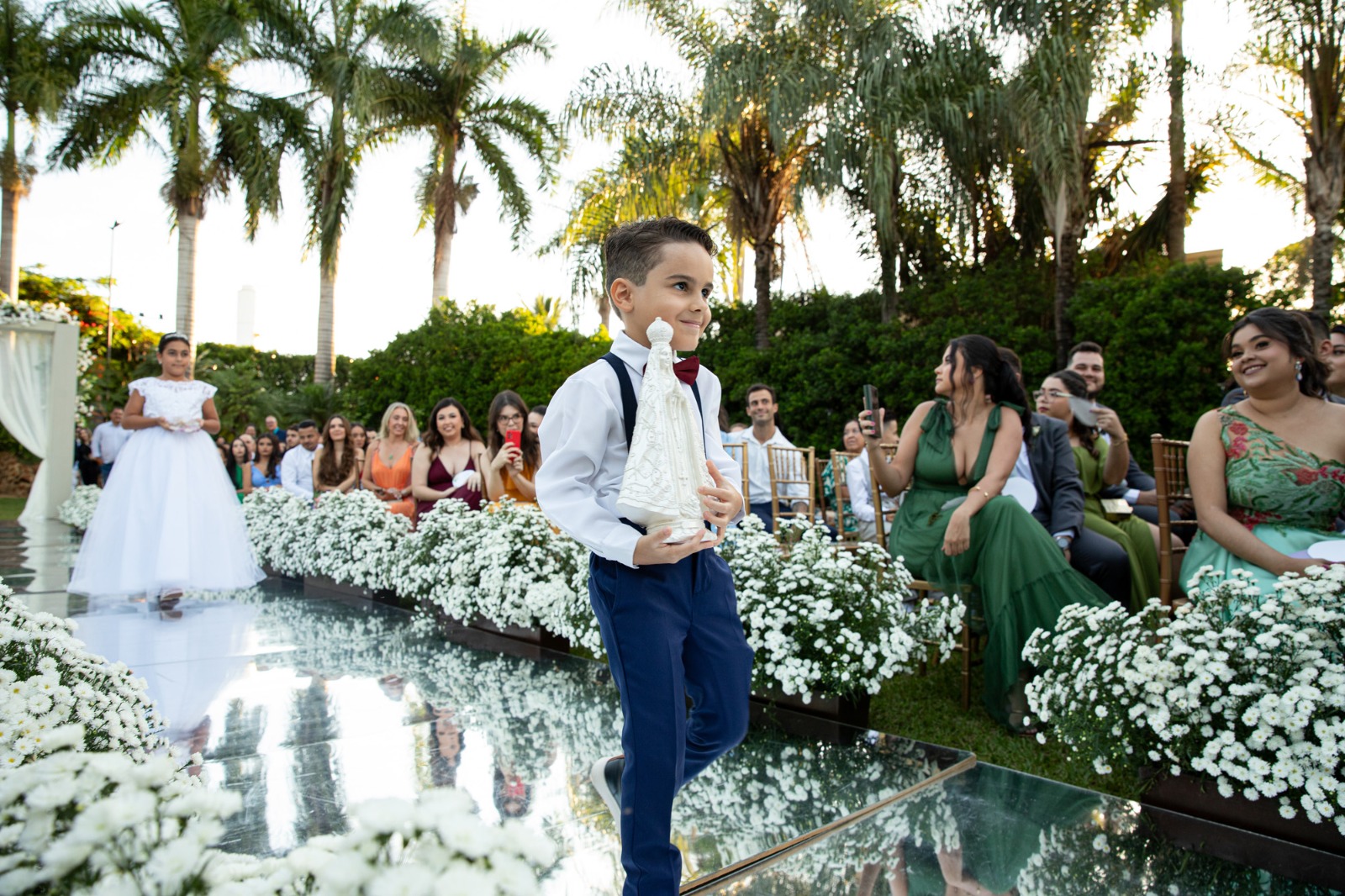 O pajem Theodoro guiando Nossa Senhora, seguido pela daminha Alice com as alianças