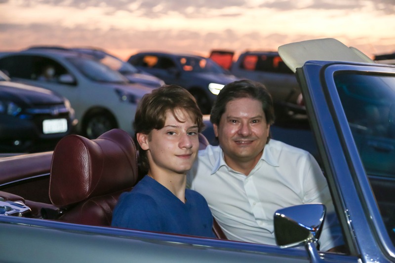 Henrique  ao lado  de seu pai.