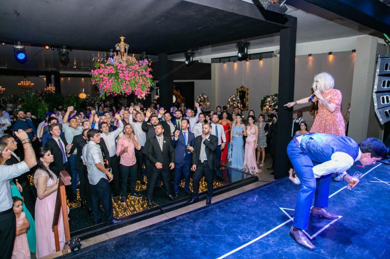 Noivo arremessando o whisky