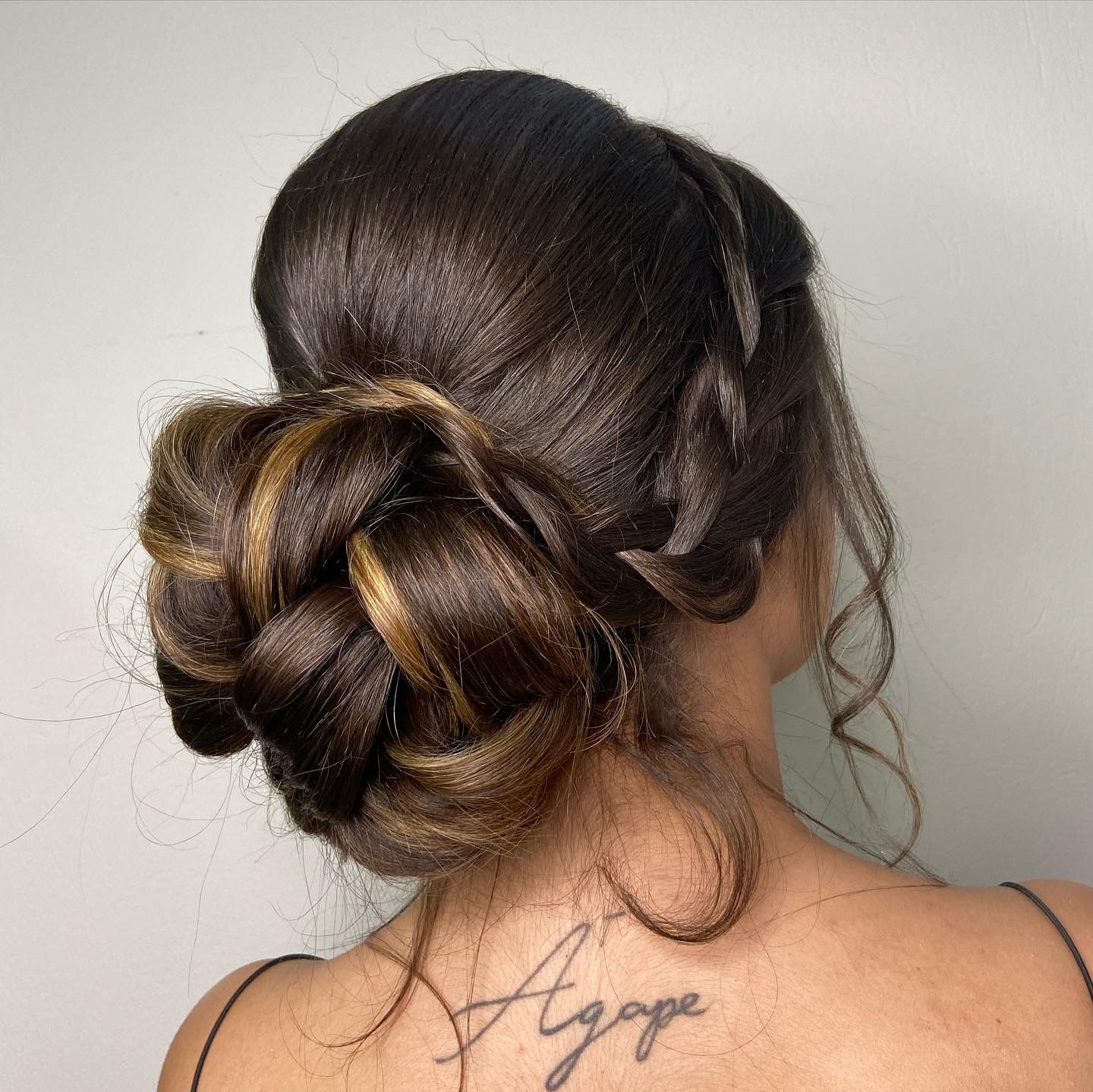 Coque despojado com trança