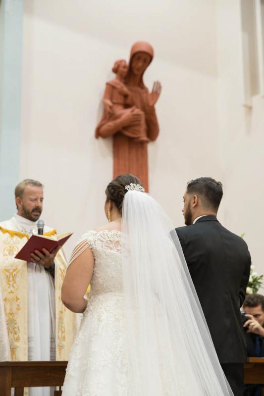 E a cerimônia foi realizada com as bençãos do Padre Lalin...