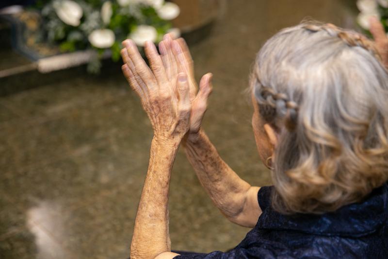 A avó do noivo também se emocionou