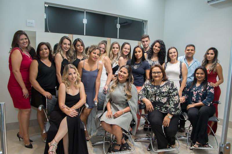 Equipe Divine: em pé, Jane Andrade, Márcia Rodrigues, Lays Tomé, Mariana Diniz, Renata Volpini, Daiane Marques, Maisa Bellamio, Alini Dias, Juninho Alves, Lidiane Conti, Daiana Moraes, Enara Soares, Giovani Santiago, Jaqueline Conti. Sentadas, Lorena Tomé, Carol Aguiar, Francisca Cunha, Nayara Duarte