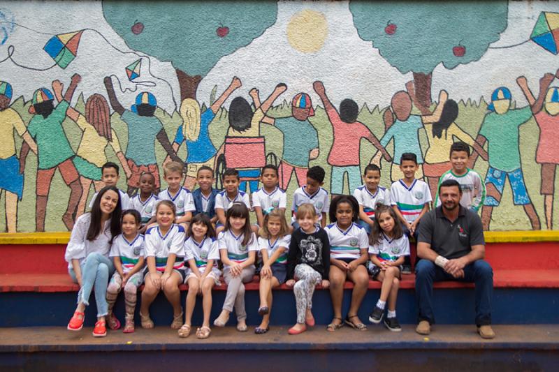 Professora Carla, alunos do projeto e o diretor do Colégio Municipal, Luciano Roque.