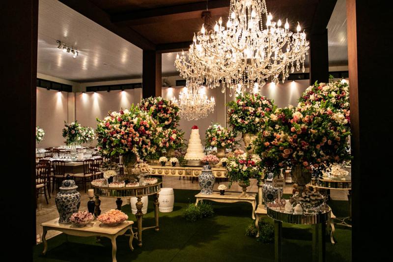 Sobre a mesa dos doces, um lustre maravilhoso da Só Verde Decorações