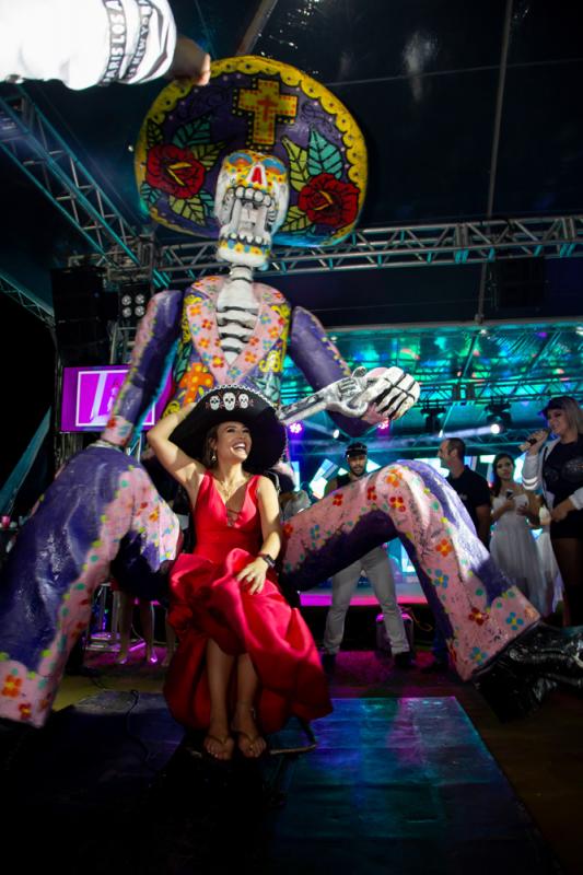 Flávia e a caveira mexicana da Banda Conexão Nacional