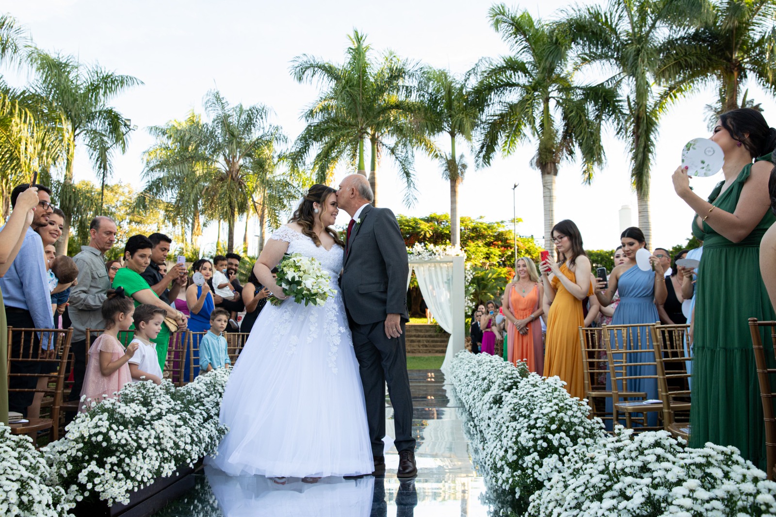 Com o pai, a caminho do altar