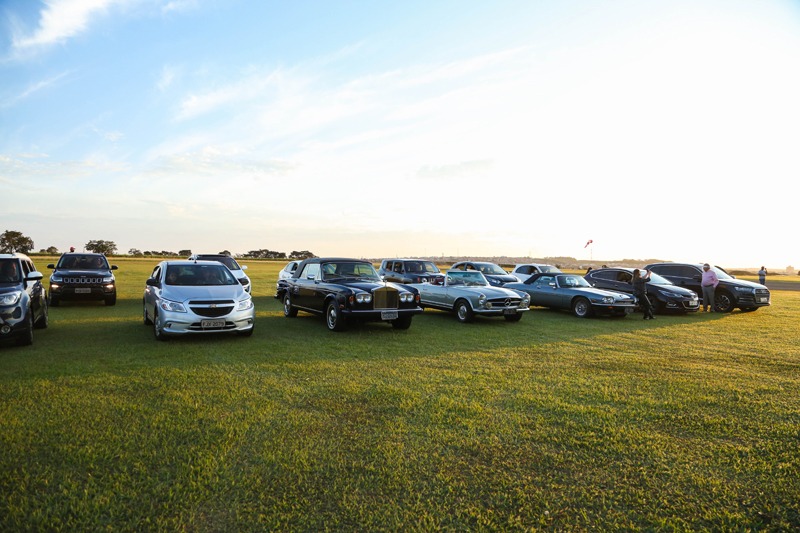 Os convidados  se instalando  no pátio  de embarque  e desembarques