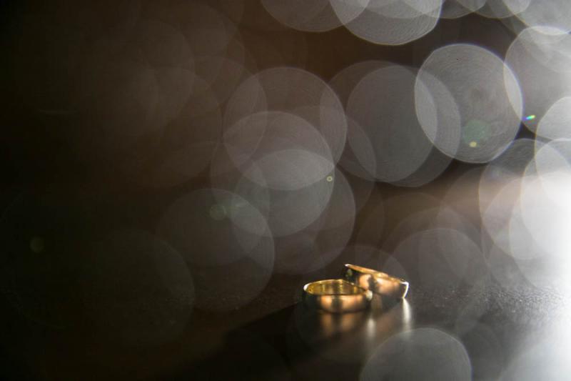 E fechamos com esta bela imagem das alianças do casal