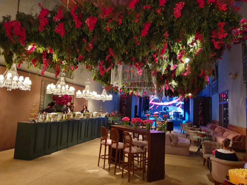 Do teto caíam orquídeas vermelhas, pequenos vasos enfeitavam os aparadores com tulipas  vermelhas, os bartenders, o palco, a pista de dança