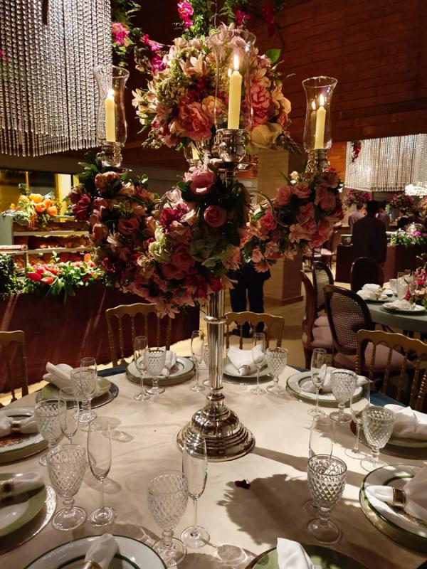 As mesas internas no salão de festas