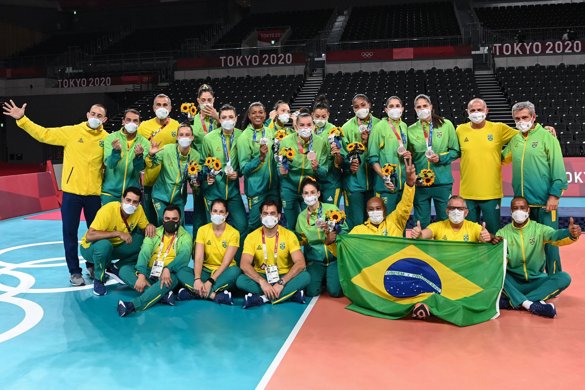 Seleção brasileira, prata no vôlei feminino - YURI CORTEZ / AFP