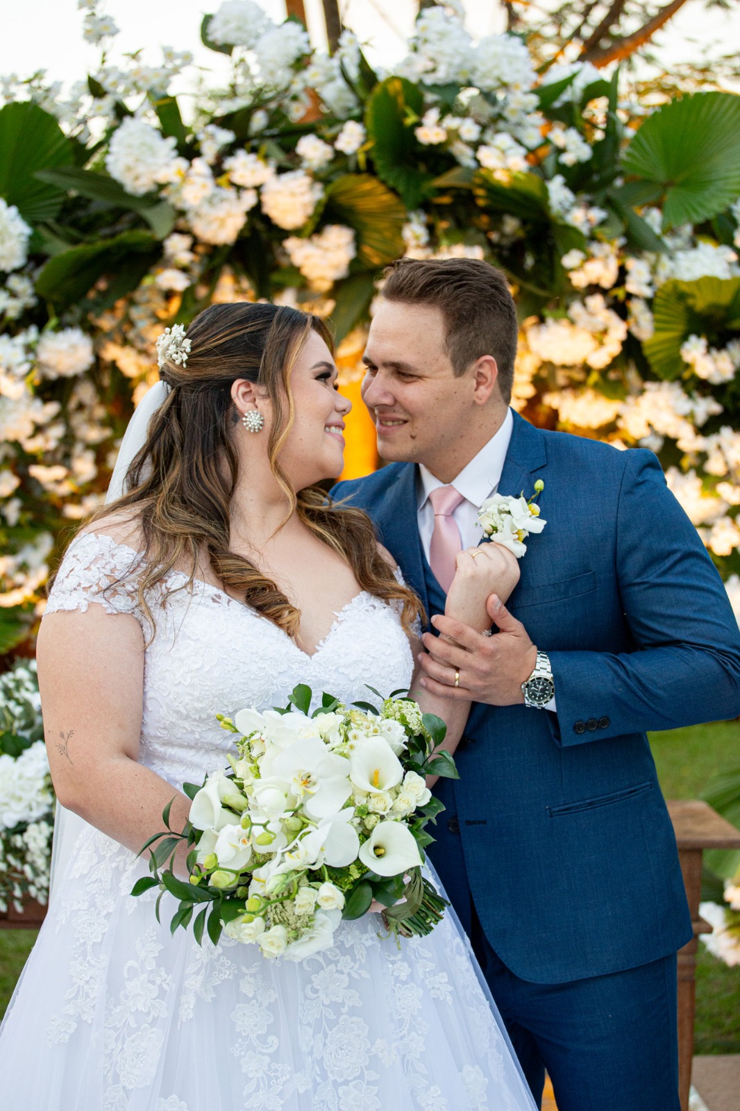 Bouquet da noiva com Calas Brancas, Rosas Spray Branca, Orquídeas Pharenopolis, Narcisio Branco e folhagem de Riscos
