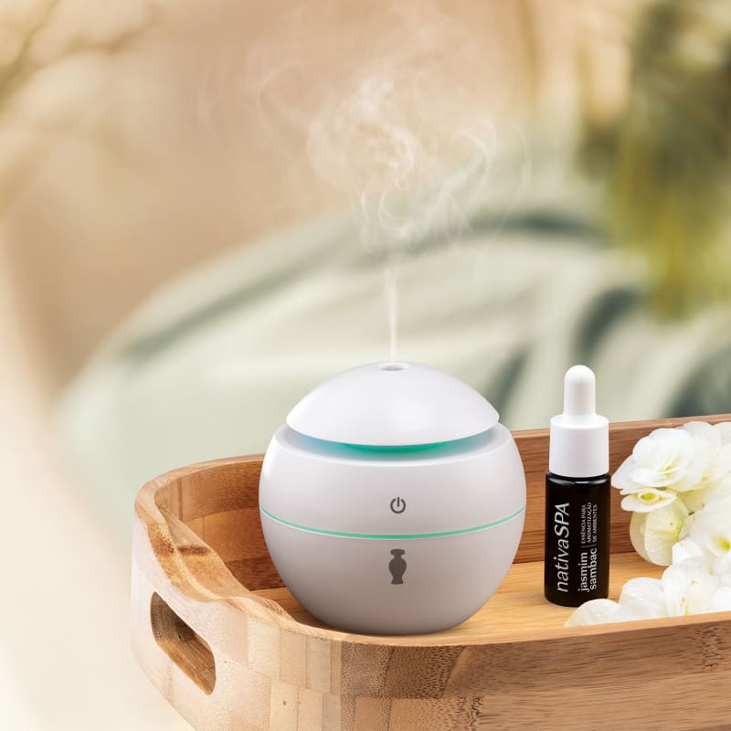 Difusor Eletrônico + Essência de Jasmim Sambac 10 ml  - R$ 179,80 R$ 149,90