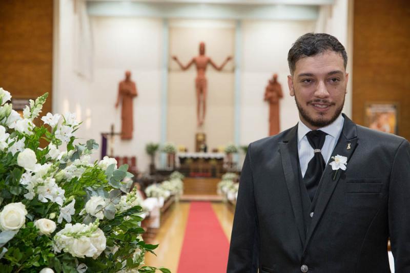 ... o noivo esperava ansioso ...