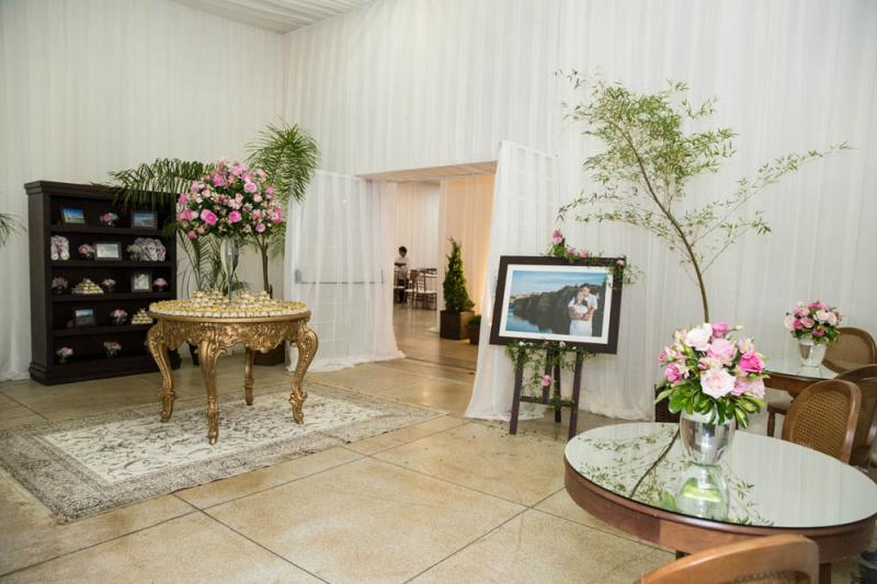 Transformação total com o emparedamento da Decorart, móveis da Viena, cavalete e pôster de Paulo Ferreira Foto Designer