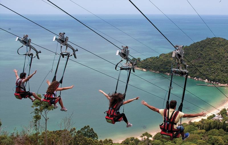 Tirolesa Zip Rider atração do Parque Unipraias