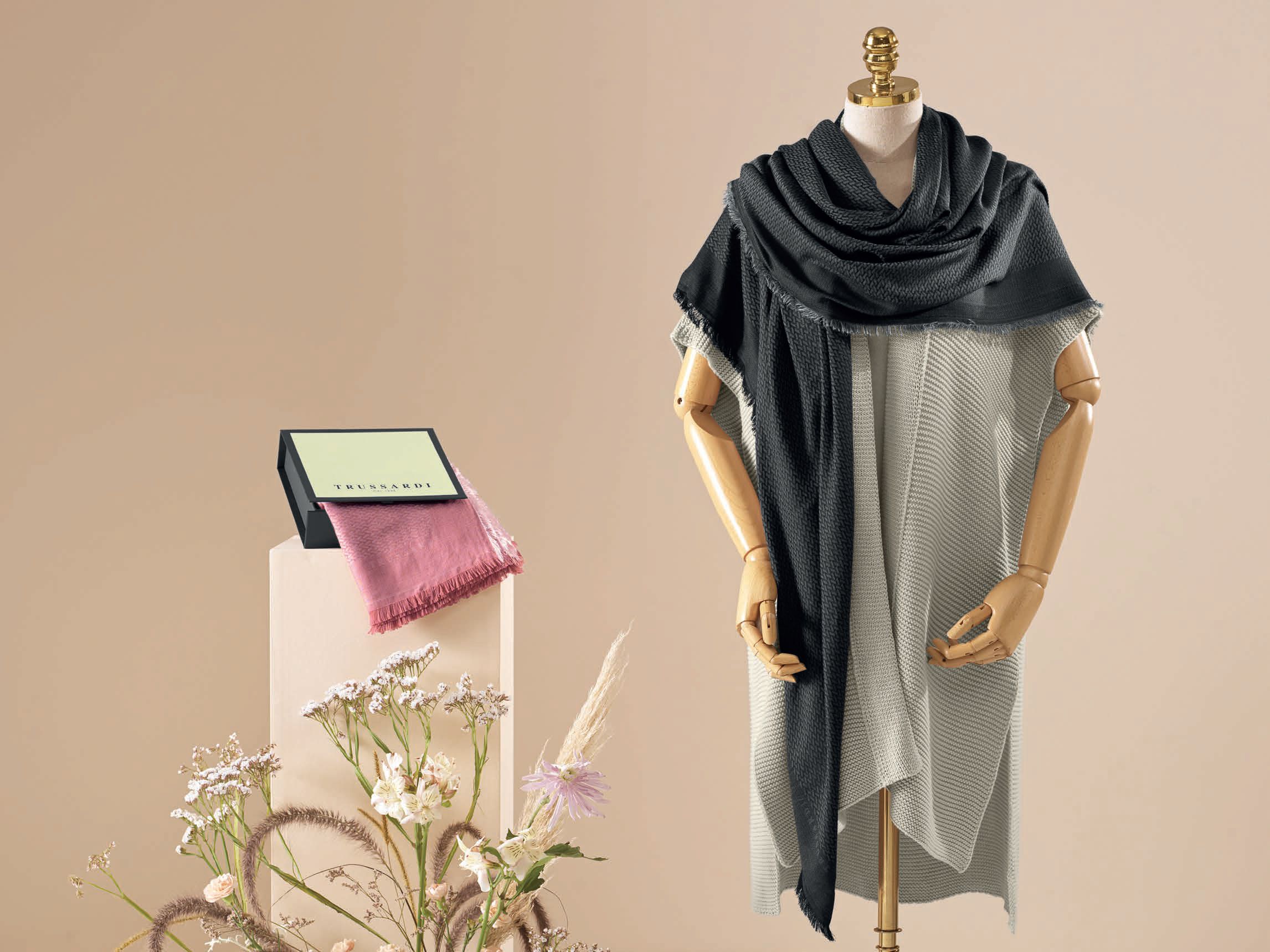 Xale Chiara Trussardi - R$ 65