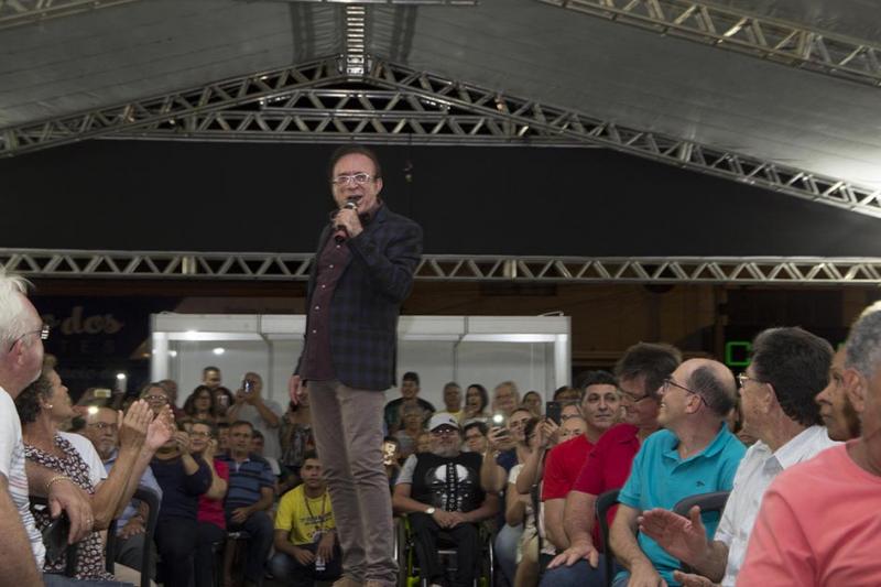 Em seguida, Moacir Franco subiu ao palco com muito bom humor e interação total com a plateia