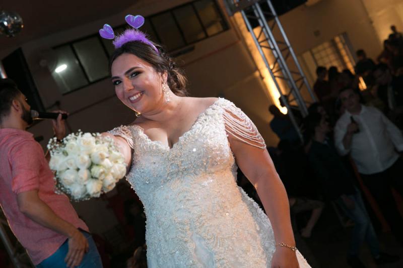 Noiva se preparando para jogar o buquet...