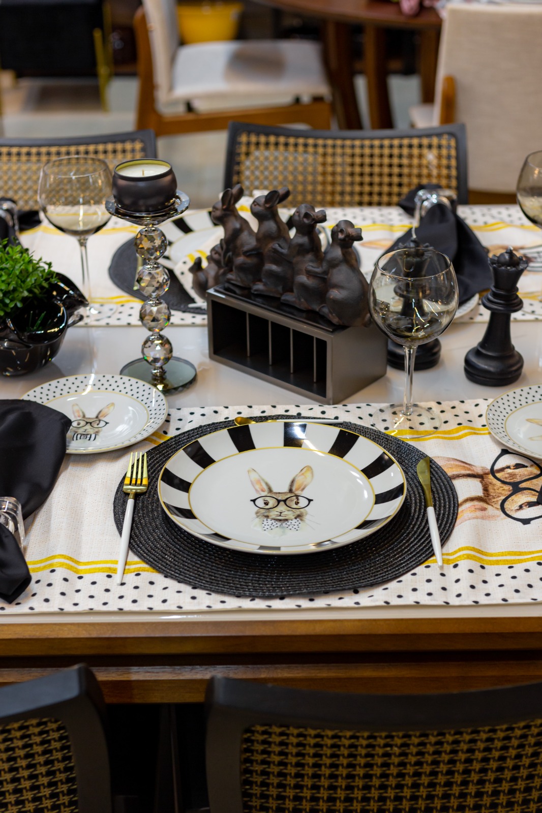 Mesa pontuada pelo preto, para quem quer fugir do habitual