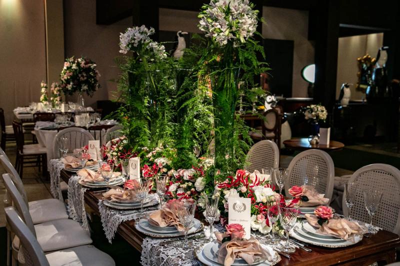 Arranjos, pratos, sousplats, mesas e cadeiras da Só Verde