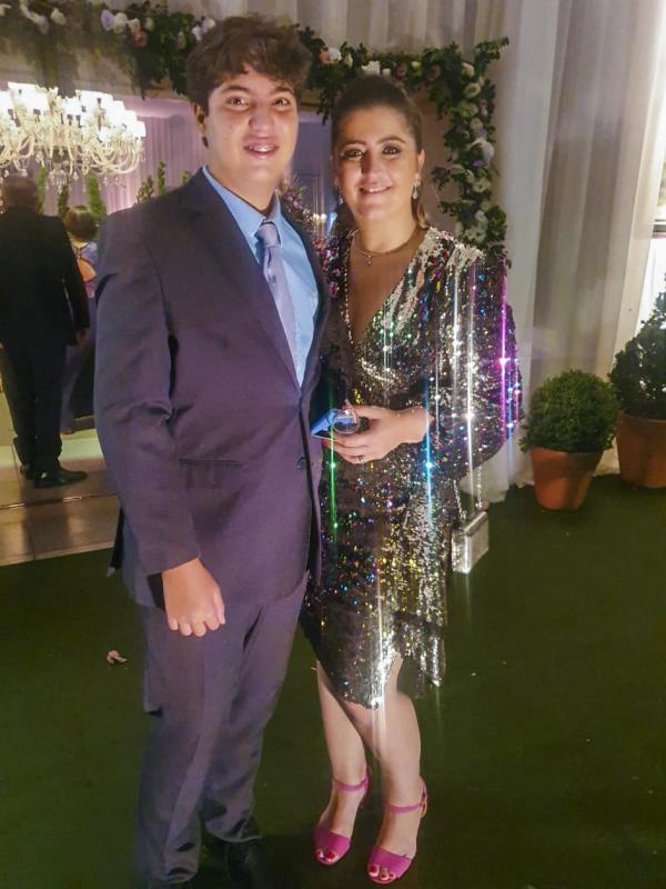 João  com  a mãe  Daniela  Mendonça