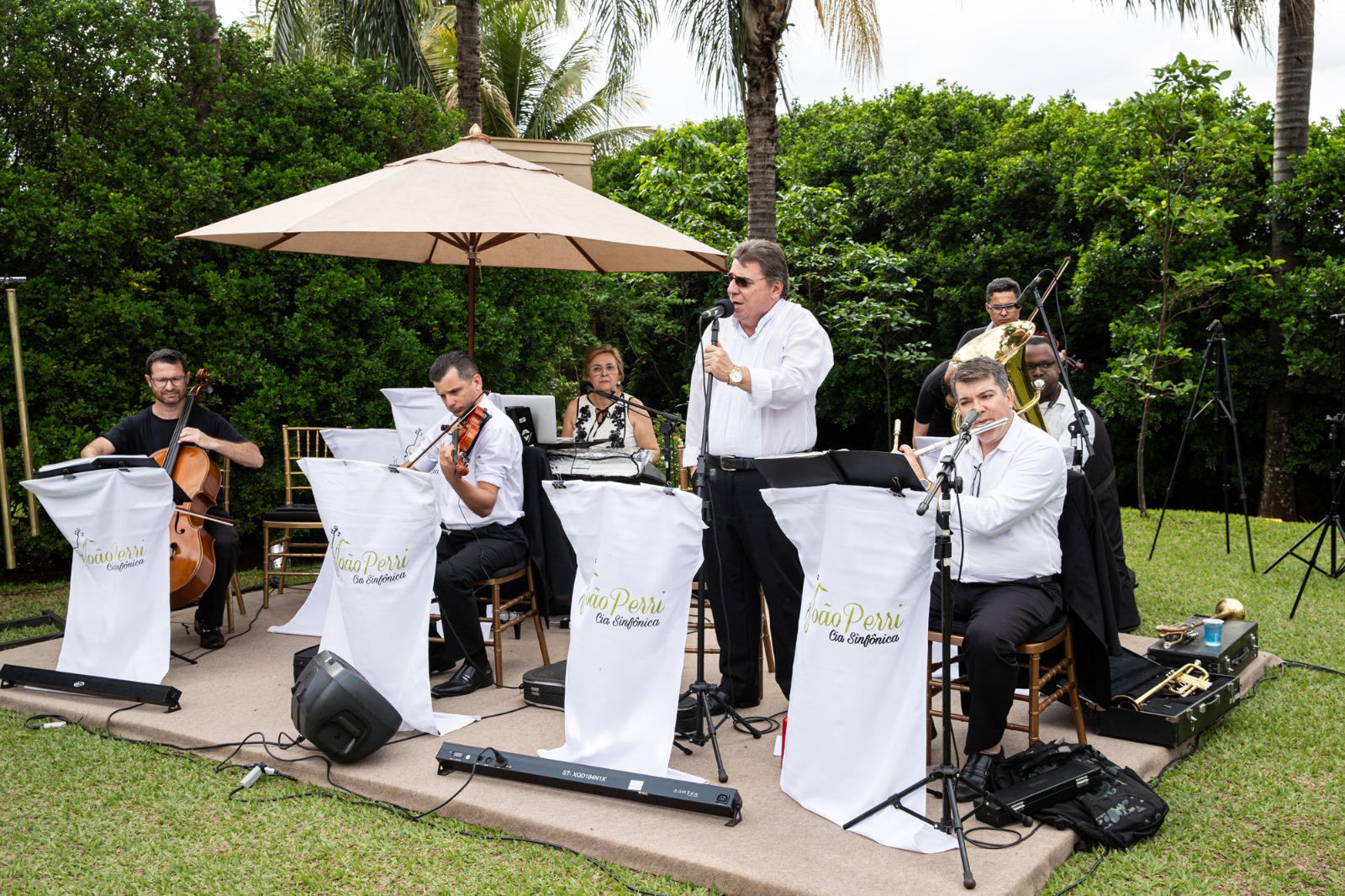 A orquestra João Pierre sintonizando as emoções do grande dia na cerimônia e depois, também receberam os convidados na festa