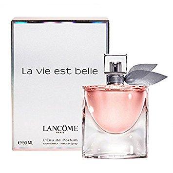 Perfume La Vie Est Belle, da Lancôme Paris. O aroma introduz uma nova história olfativa, por ser o primeiro íris gourmand, composta por ingredientes naturais, como flores de jasmim e laranjeira.