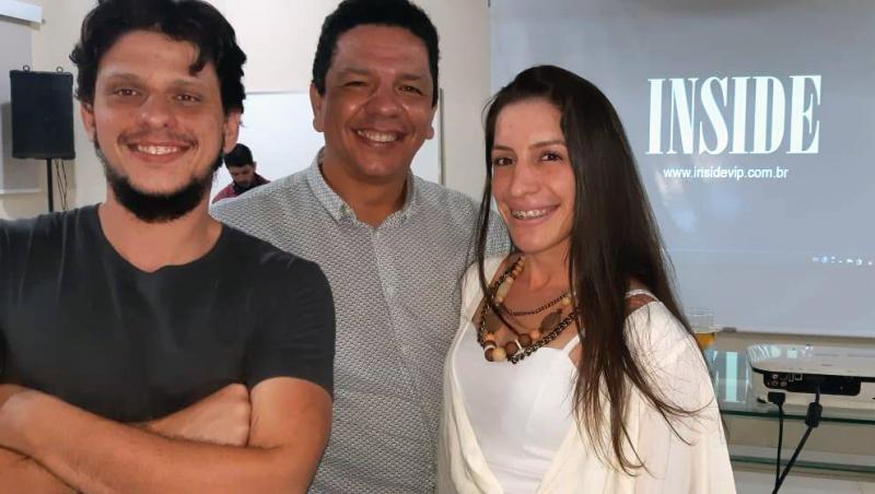 Ao centro Paulo Ferreira e os atuais responsáveis pelas vendas da INSIDE, Paulo Ferreira Neto e Bruna Sousa;