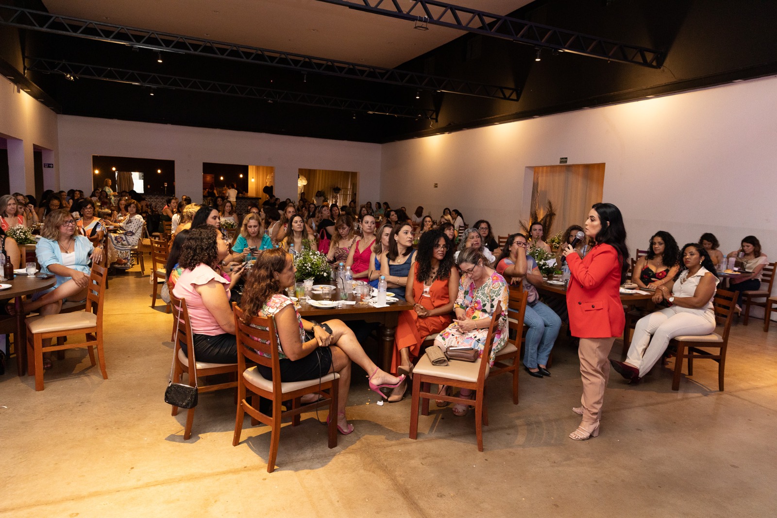 Débora Veronez, palestrando sobre Gestão do Tempo